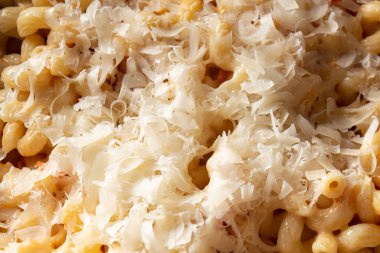 Makarna, spagetti, erişte, vermicelli yakın plan. Carbonara, domatesli fırında makarna, parmesan peyniri, mozzarella peyniri ev yapımı carbonara sosu, fırında makarna ve peynir. Basit, sıcak yemek.