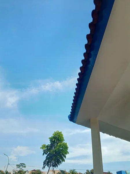 Красиве Блакитне Небо Над Дахом Будинку Фото — стокове фото