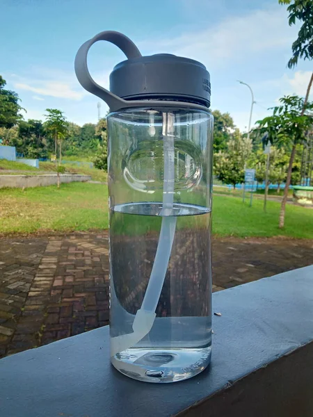 Botella Agua Potable Grande Llena Foto Agua — Foto de Stock