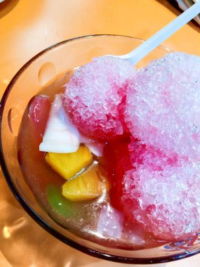 Masadaki meyveli buzun renkli bir fotoğrafı.