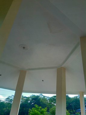 Sabahları beyaz tavanın renkli bir fotoğrafı