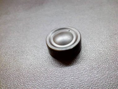 Siyah arkaplandaki aksiyon kamerası merceğinin renkli bir fotoğrafı