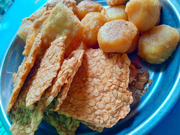 Foto Warna Tempe Dan Kue Atas Meja — Stok Foto