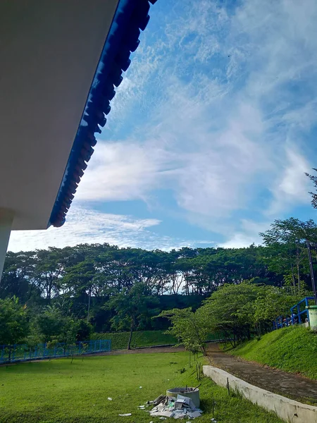 Une Photo Couleur Beaux Nuages Bleus Sur Jardin Matin — Photo