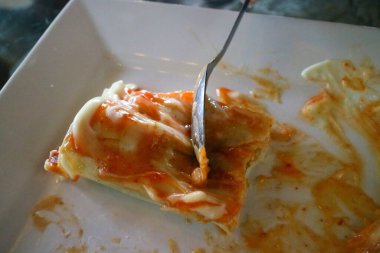 Tabakta mayonez ve sosla kaplı lezzetli bir kebap.