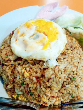 Kızarmış pirinç fotoğrafının üstüne sahanda yumurta.