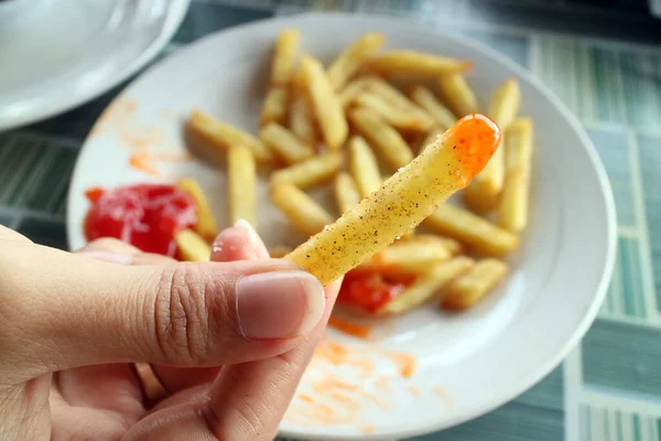 Mão Segurando Batatas Fritas Com Molho Foto — Fotografia de Stock