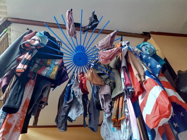 Gündüz fotoğrafı çekilirken evin arkasında çamaşır ipi vardı.