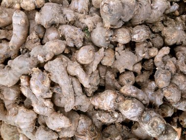 Koyu kahverengi bir fotoğraf yığını.