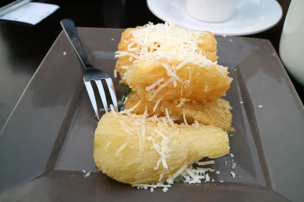 チーズの写真を振りかける揚げキャッサバ — ストック写真