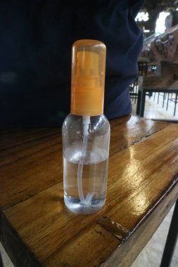 Turuncu başlıklı el dezenfektanı şişesi.