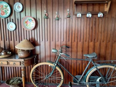 Eski bisikletler ve çeşitli eski eşyalar fotoğrafı
