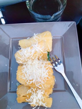 Tabağa peynir serpiştirilmiş kaju.