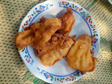 Beyaz tabakta kızarmış muz fotoğrafı.