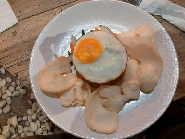 Riso Fritto Piatto Bianco Con Una Spolverata Cracker Uova Pollo — Foto Stock