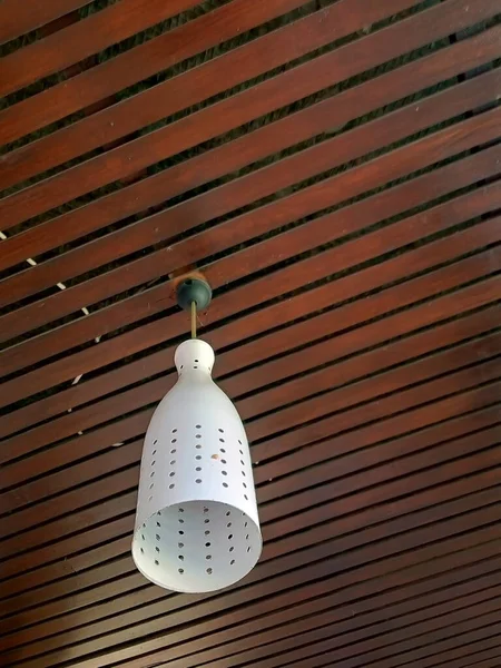 家の写真の上にぶら下がっているユニークな白いランプ — ストック写真