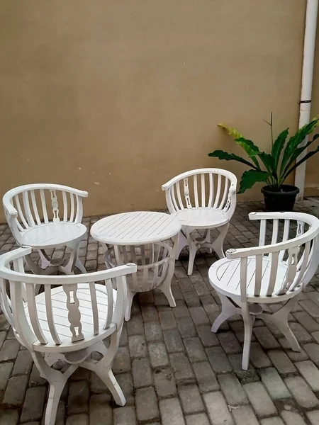 Cor Branca Quatro Cadeiras Uma Foto Mesa — Fotografia de Stock