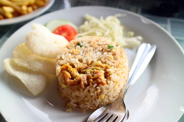 Arroz Frito Plato Blanco Con Galletas —  Fotos de Stock