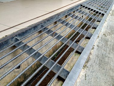 Siyah uzun demir oluk kapağı fotoğrafı.