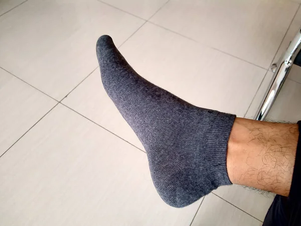 Bir Bacağında Gri Çorap Resmi Var — Stok fotoğraf