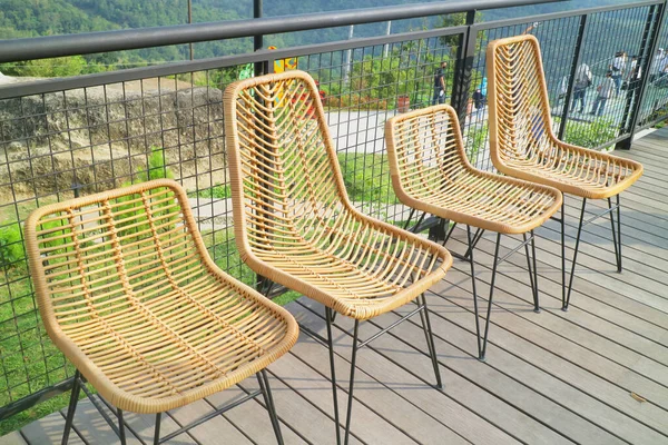 Uma Cadeira Feita Vime Tecido Canto Foto Jardim — Fotografia de Stock