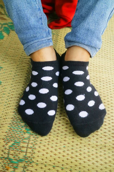 Chaussettes Pois Noires Portées Sur Les Pieds Quelqu Photo — Photo