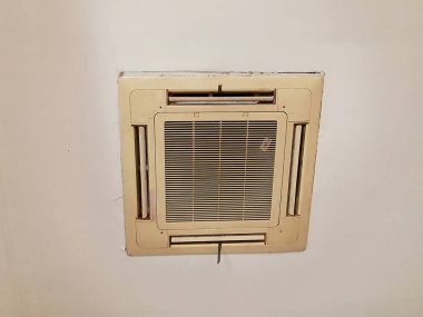 Evin tavanının üstündeki merkezi klima kapağı.