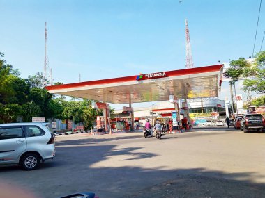 Semarang Endonezya 8 Haziran 2021, bazı insanlar Tembalang, Semarang 'daki pertamina benzin istasyonundan benzin almak için kuyruğa giriyorlar.