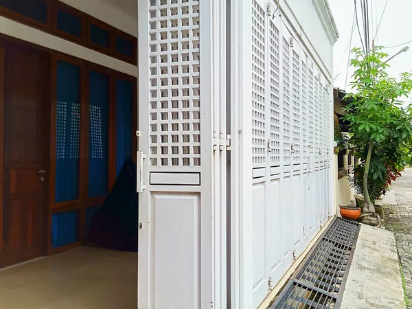 Tahtadan yapılmış beyaz katlanır kapı.