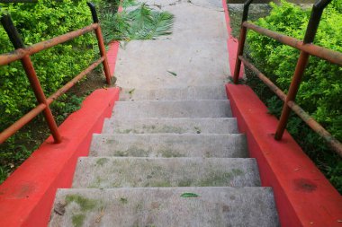 Merdivenlerden inerken, demir parmaklık fotoğrafı var.