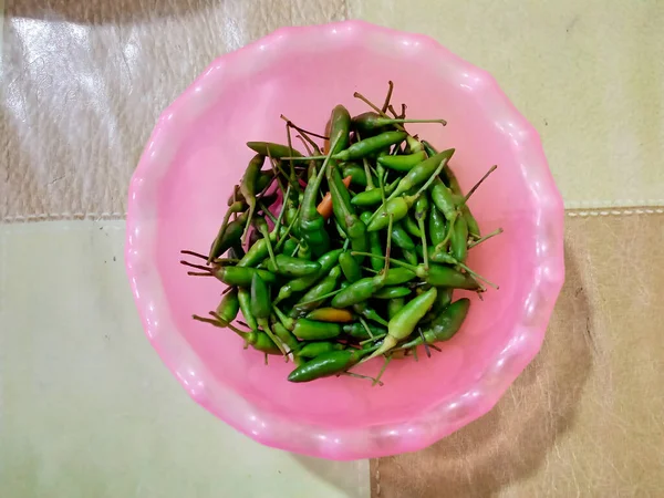 Groene Chili Een Plastic Plaat Foto — Stockfoto