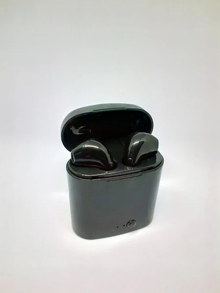 Pequeno Fone Ouvido Bluetooth Preto Foto Fundo Branco — Fotografia de Stock