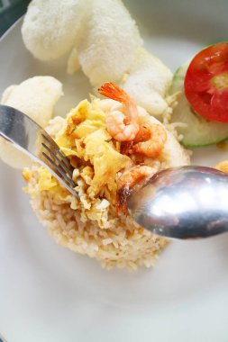 Lezzetli karidesli pilav beyaz tabakta.