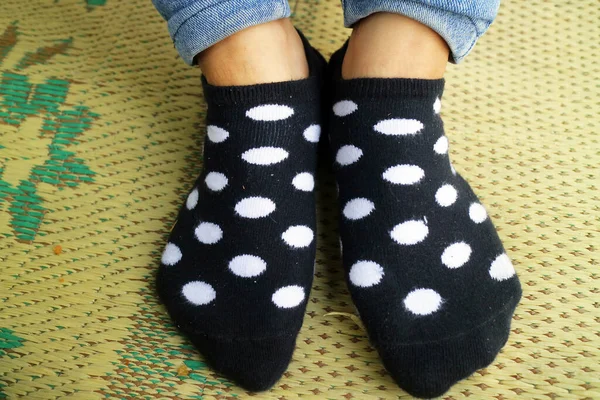 Schwarze Socken Mit Weißen Punkten Foto — Stockfoto