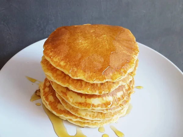 Disposición Panqueques Plato Blanco Con Miel Derretida Foto — Foto de Stock