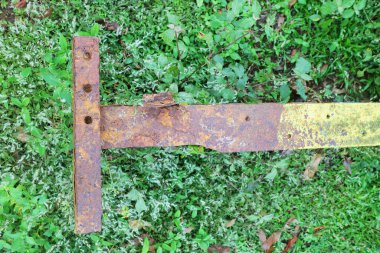 Çim fotoğrafının üzerindeki paslı metal parçası.