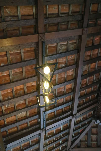 Trzy Światła Pod Drewnianym Dachem Domu Zdjęcia — Zdjęcie stockowe
