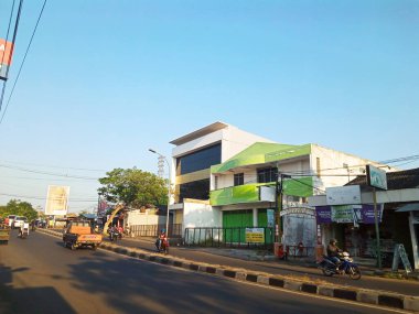 Semarang Endonezya 24 Temmuz 2021: İnsanların çalıştığı Tentara Pelajar St. Semarang 'da boş ve kiralık bir ofis binası