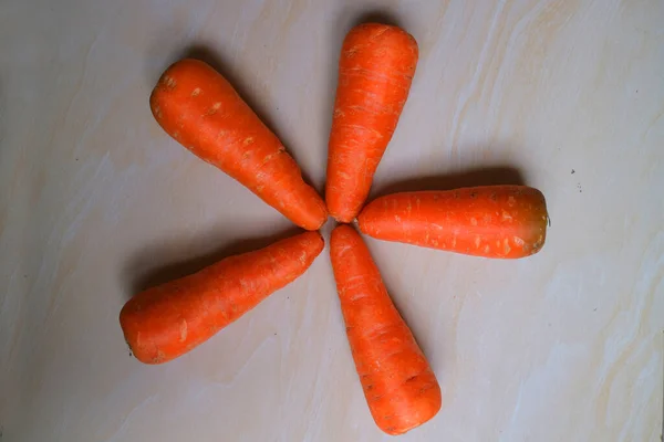 Fünf Kleine Möhren Einem Kreis Angeordnet Foto — Stockfoto