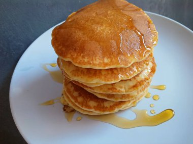 Lezzetli eritilmiş bal fotoğraflı krep yığını.