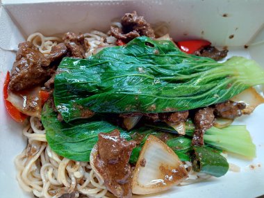 Sığır etli erişte ve hardal yapraklı fotoğraf