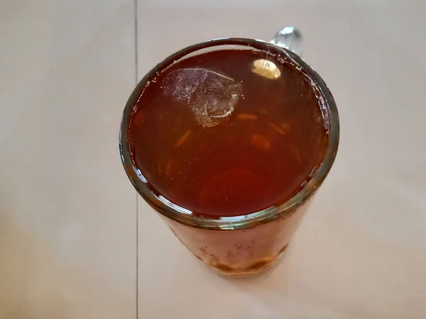 上の写真から撮影したグラスカップの中の茶色いアイスティー — ストック写真