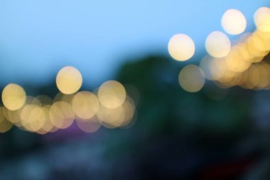 Akşam fotoğrafında şehir ışıklarının bulanık görüntüsü