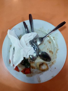 Fotoğraf yemek için kullanılan kirli tabaklar.