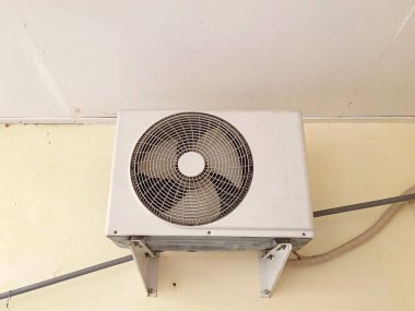 Büyük pervane fotoğraflı beyaz klima.