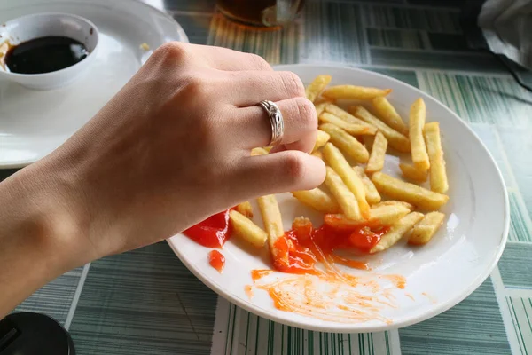 Mani Stanno Raccogliendo Patatine Fritte Sulla Foto Tavolo — Foto Stock