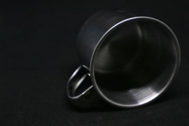 Siyah arkaplan fotoğrafında küçük paslanmaz cam.