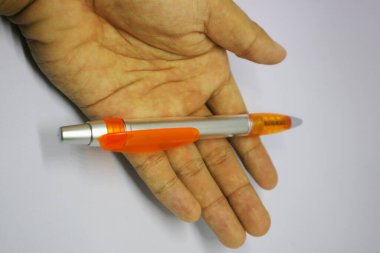 beyaz arkaplan fotoğraflı kalemin turuncu gri rengi