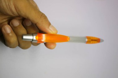 beyaz arkaplan fotoğraflı kalemin turuncu gri rengi