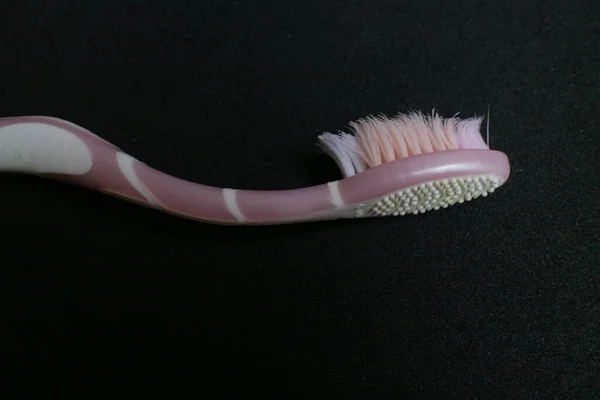 在孤立的背景图片上使用牙刷清洁牙齿 — 图库照片